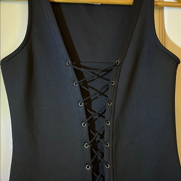 VENUS Black Sleeveless V-Neck Sheath Dress - Picture 3 of 9